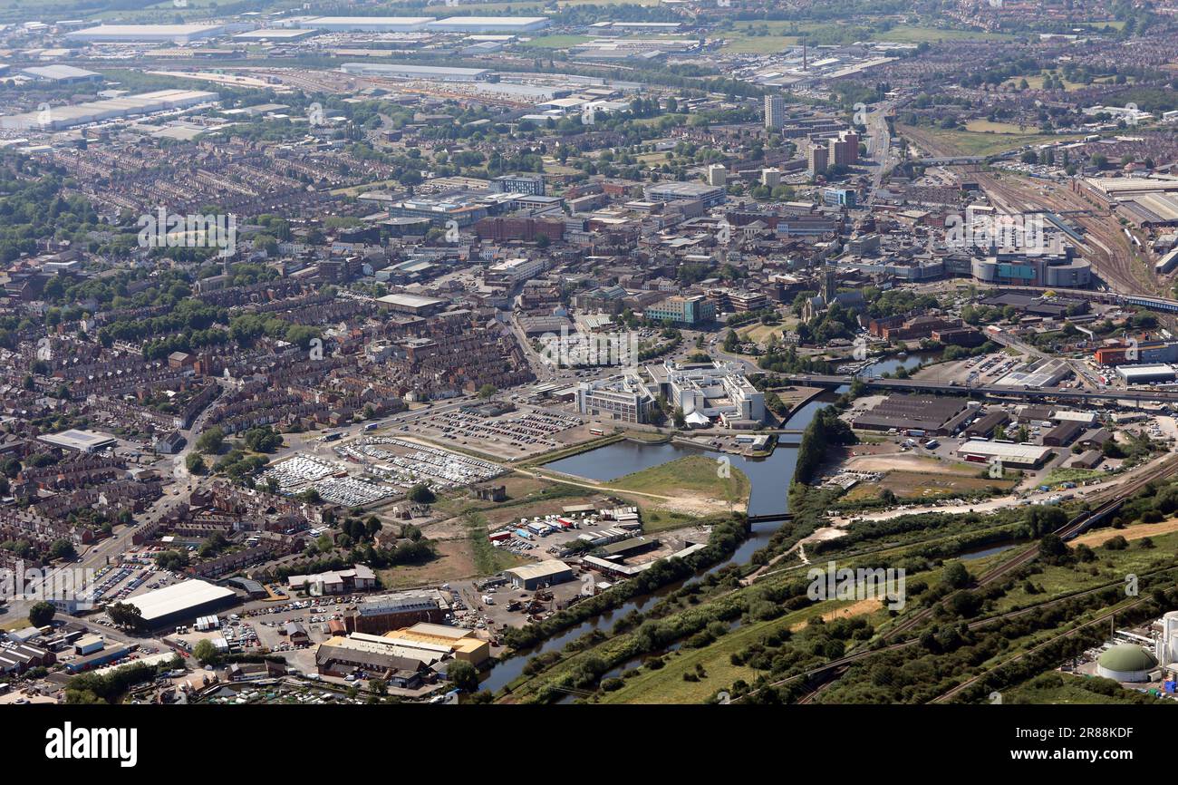 Blick aus der Vogelperspektive auf das Stadtzentrum von Doncaster vom Norden aus mit Blick auf den Fluss Don in Richtung Süden. Mit Victoria Mill Business Park im Vordergrund Stockfoto