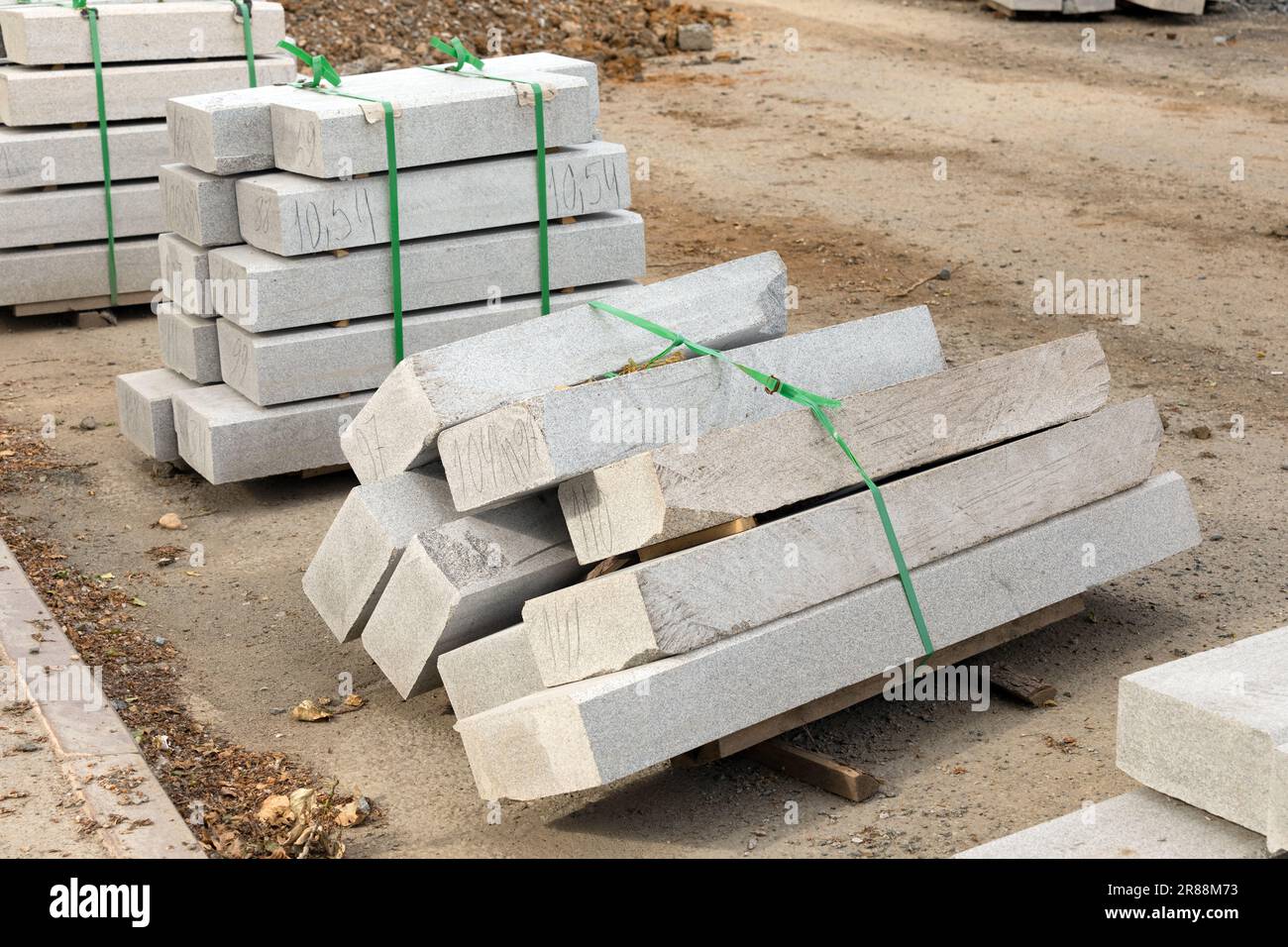 Betonpflasterplatten auf einer Baustelle. Straßenbau Stockfoto