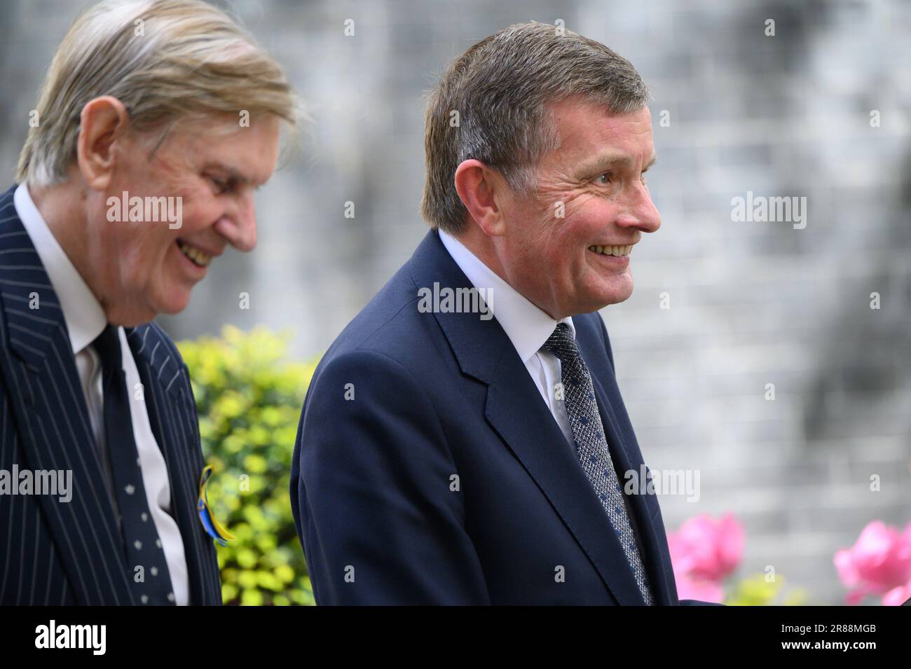 David Jones MP (Con: Clwyd West) 10 Downing Street mit Sir Bill Cash MP. Mai 2023 Stockfoto