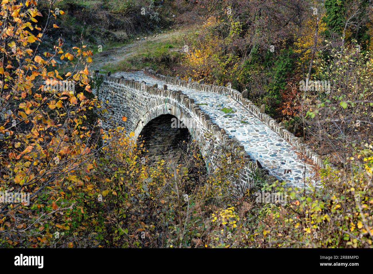 Blick auf die traditionelle Steinbrücke von Stambeki in Nordgriechenland im Herbst Stockfoto