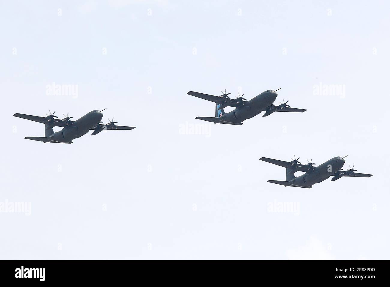 C130 Herkules-Flugzeuge nehmen an ihrem letzten Fliegenflug Teil, bevor sie sich während des Fliegenflugs Trooping of the Colour über dem Zentrum Londons von der Royal Air Force zurückziehen. Stockfoto