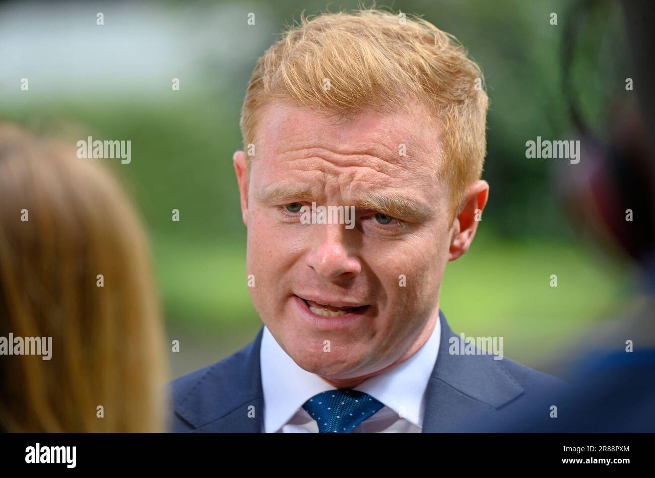 Robbie Moore MP (Con: Keighley and Ilkley), Interview am College Green, Westminster, 19. Juni 2023 Stockfoto