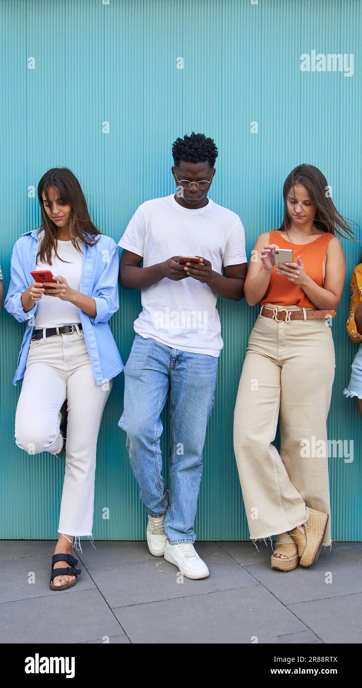 Eine Gruppe multiethnischer Teenager, die online chatten und soziale Medien im Cyberspace überprüfen. Stockfoto