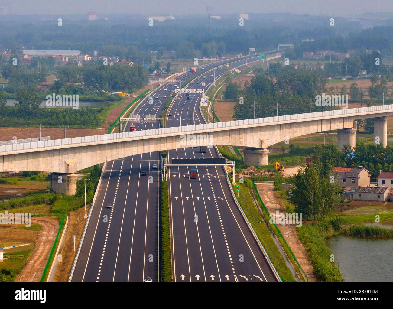 Fahrzeuge fahren auf dem G2 BeijingShanghai Expressway an der Huaian