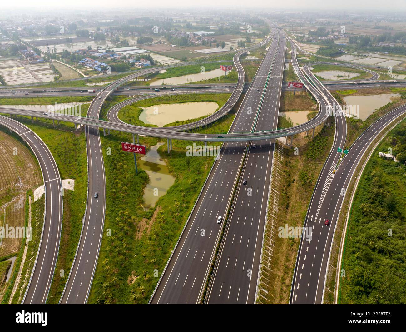 Fahrzeuge fahren auf dem G2 BeijingShanghai Expressway an der Huaian