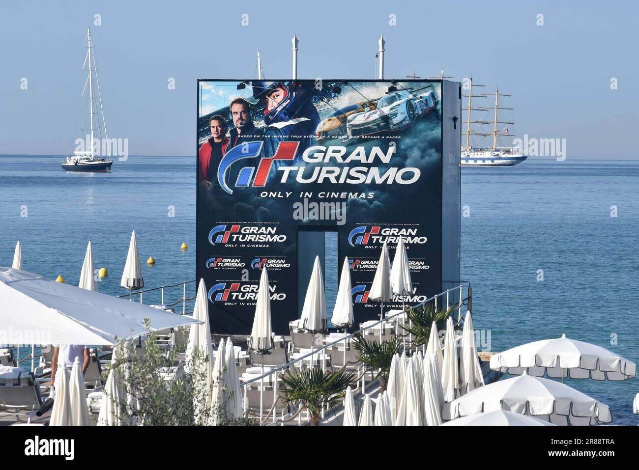 Frankreich, französische riviera, Cannes, Werbetoster für den Film Gran Turismo, Videospieladaption, bei der ein Teenager Rennfahrer werden möchte. Stockfoto