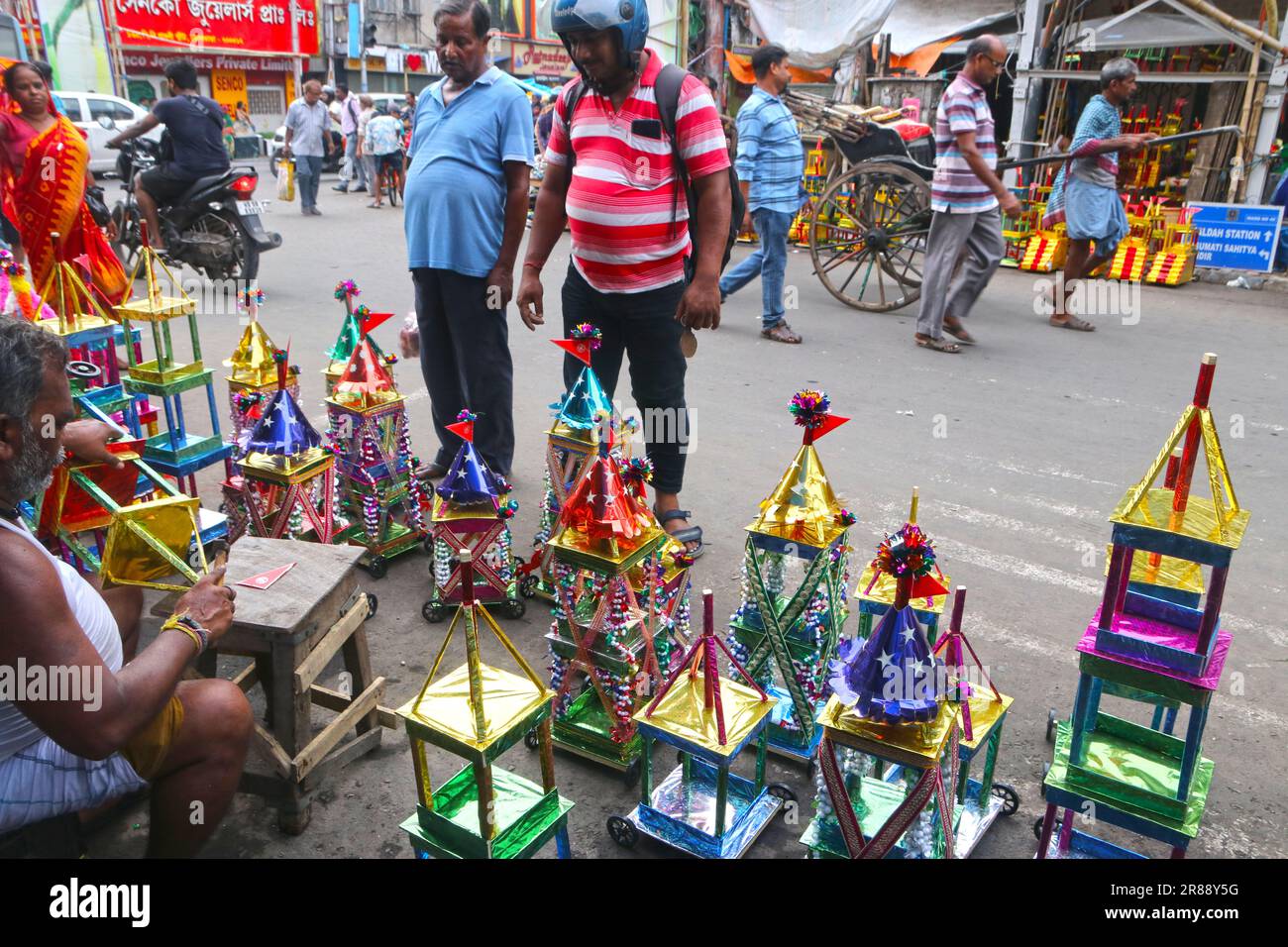Nicht exklusiv: 19. Juni 2023, Kalkutta, Indien: Kunsthandwerker werden dabei gesehen, wie sie den Holzrath (Streitwagen) herstellen und kleine Möhren ausstellen, um ein Straßentempor zu verkaufen Stockfoto