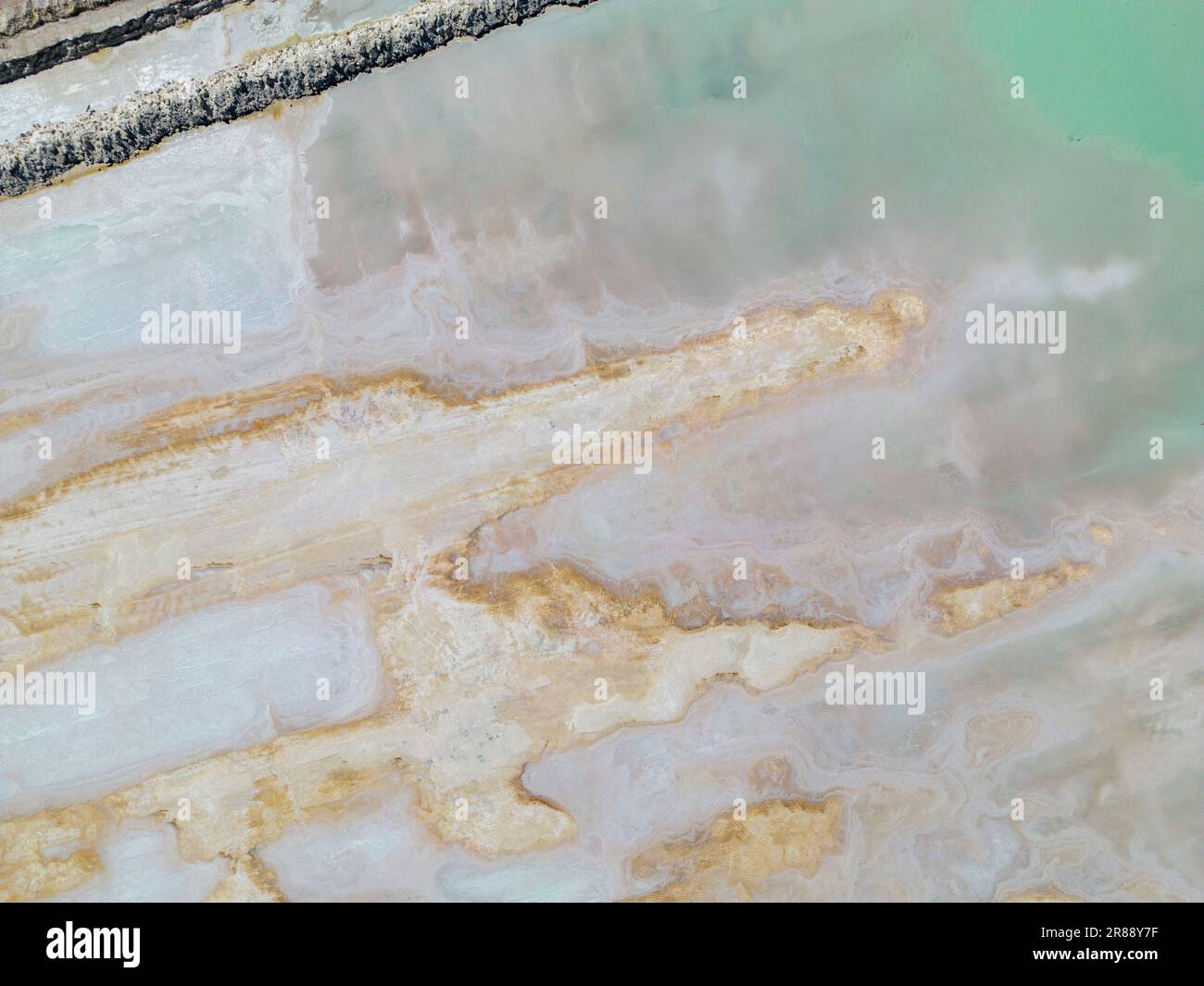 Lithiumfelder in der Atacama-Wüste in Chile, Südamerika - eine surreale Landschaft, in der Batterien geboren werden - aus nächster Nähe Stockfoto