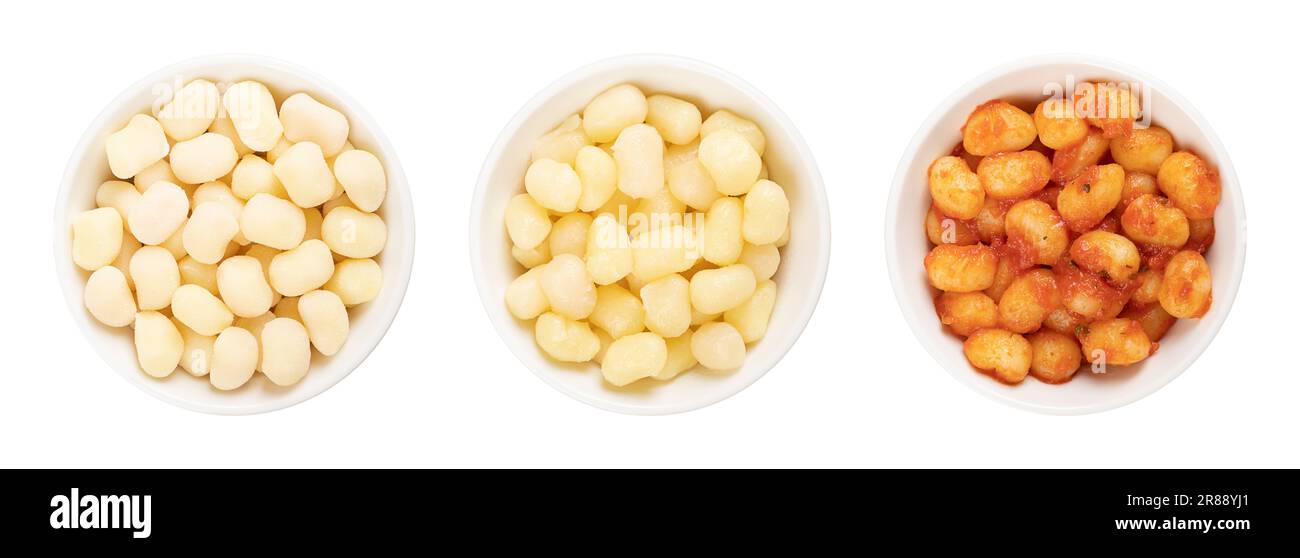 Kleine Gnocchi, roh, gekocht und mit Tomatensoße, in weißen Schüsseln. Gnocchini sind italienische Teigtaschen aus Kartoffeln. Stockfoto