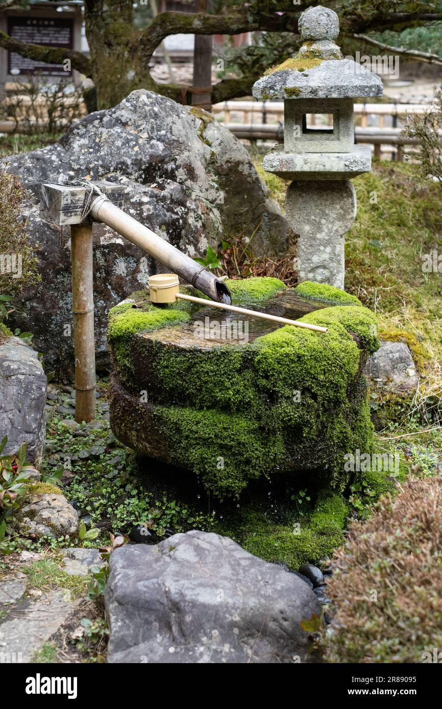 Chōzubachi in Kongō Sanmai-in, Koyasan, Japan, für Wasserreinigungsrituale verwendet. Stockfoto