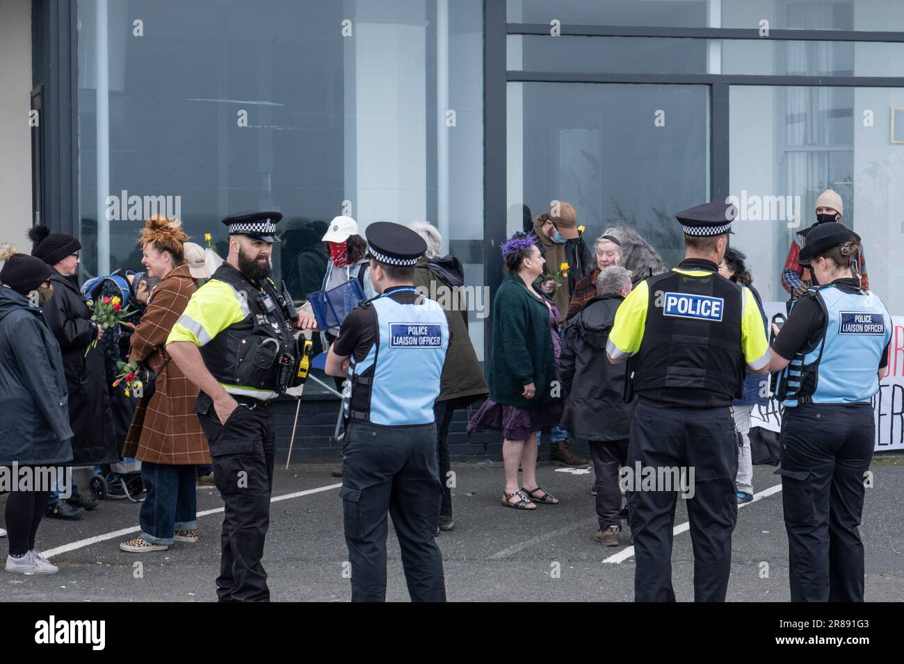 Polizeibeamte von Devon und Cornwall überwachen eine Demonstration zur Unterstützung von Asylbewerbern, die vorübergehend im Beresford Hotel in Newquay in Cornw leben Stockfoto