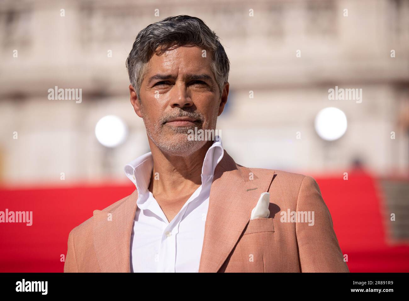 Esai Morales besucht den Roten Teppich bei der Global Premiere of