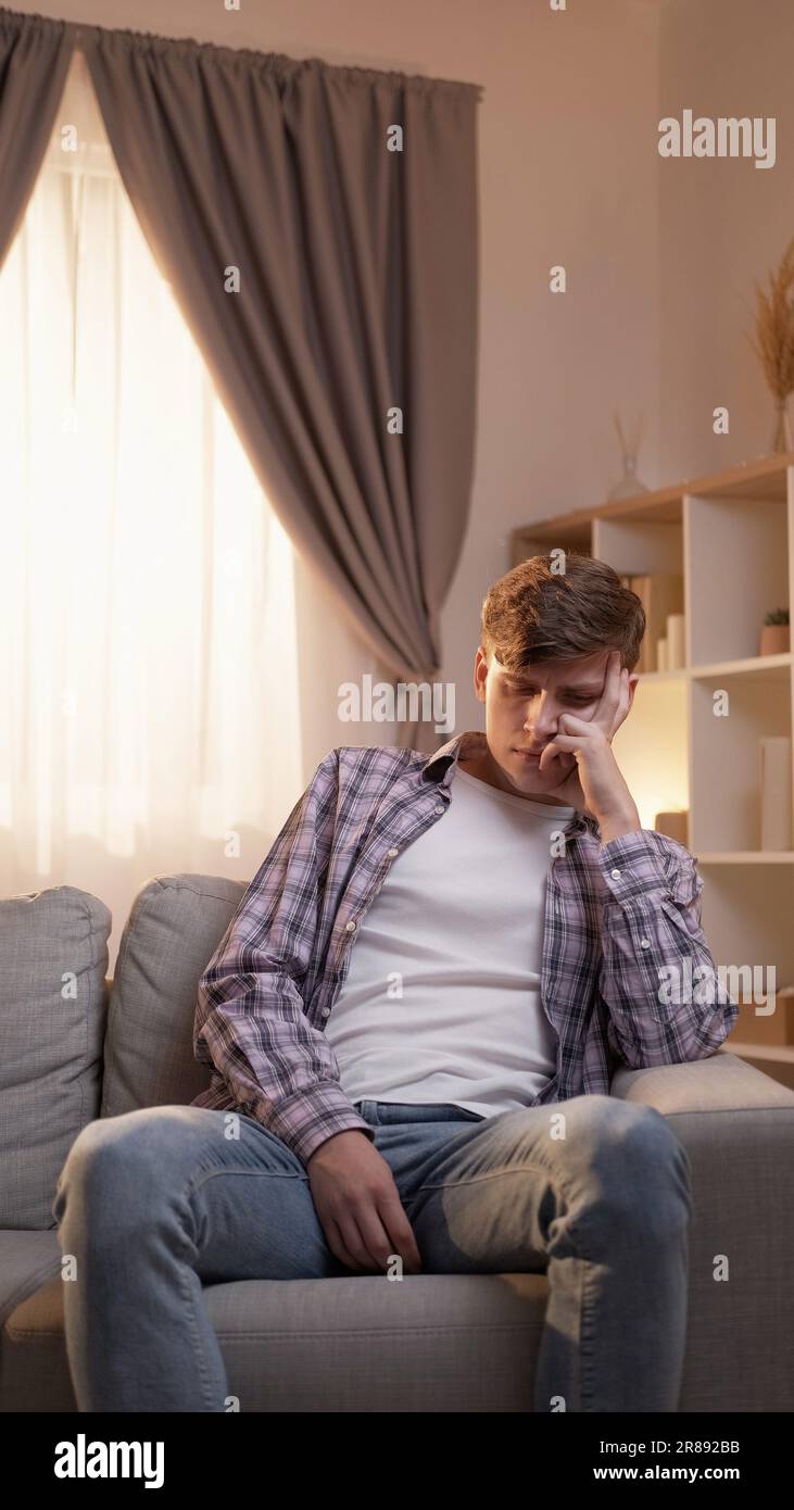 Depression Angst negative Emotionen Mann Sofa zu Hause Stockfoto