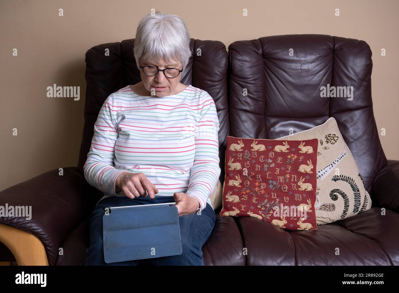 Ältere Frau mit iPad Stockfoto