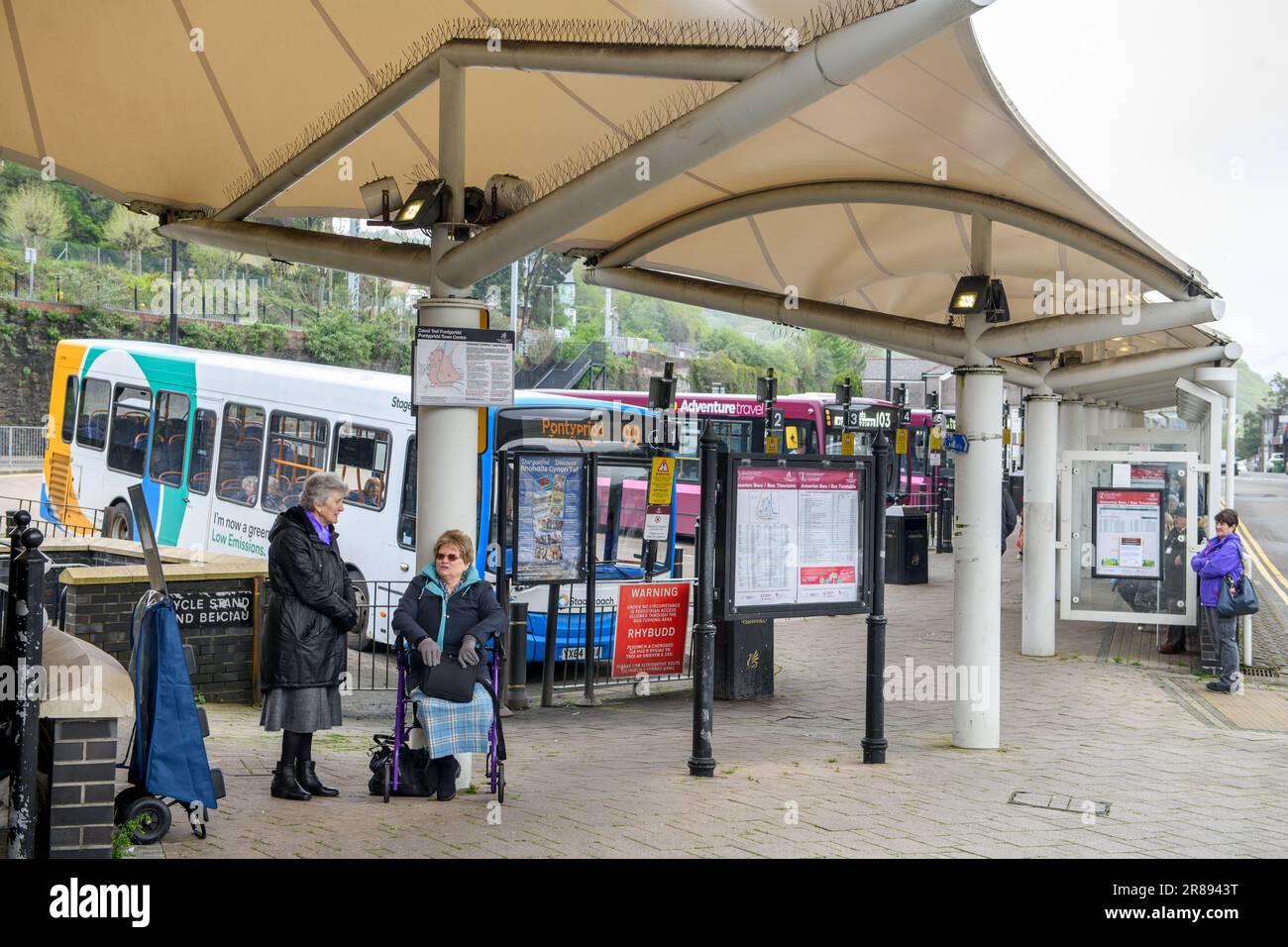 Busbahnhof Pontypridd in South Wales, Großbritannien. Stockfoto