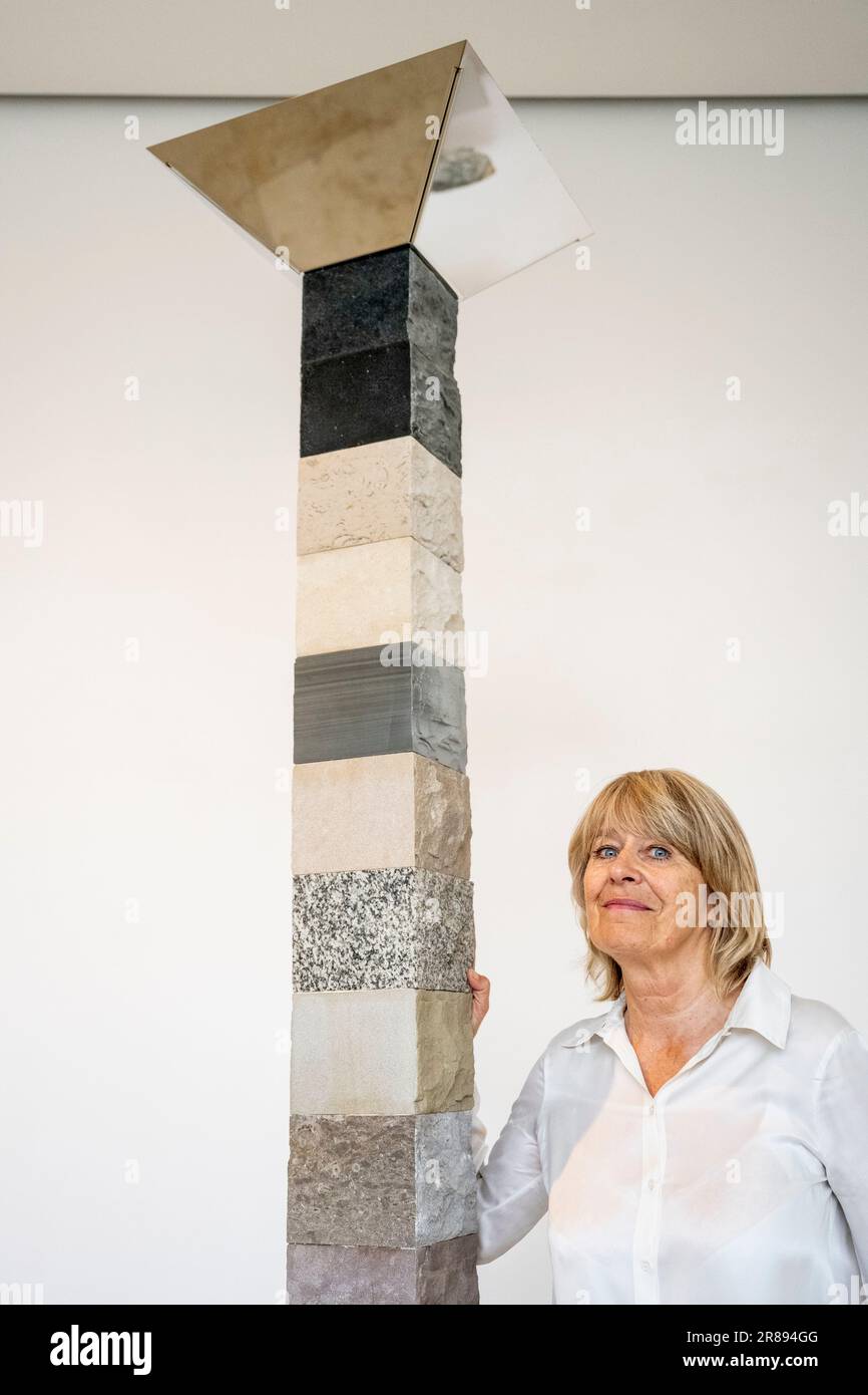 London, Großbritannien. 20. Juni 2023 Künstlerin Angela Palmer mit dem „Turm der Zeit“, 2023, 16 Steine, die Lewisian Gneiss, etwa 3 Milliarden Jahre alt, in einer Vorschau auf „Deep Time: Uncovering Our Hidden Past“, ihre neue zeitgenössische Skulpturenausstellung in der Pangolin London Sculpture Gallery nahe King's Cross, begann. Die Arbeiten beleuchten die drei Milliarden Jahre alte Geschichte des Vereinigten Königreichs durch seine Felsen und Steine. Die Show findet vom 21. Juni bis zum 16. September statt. Kredit: Stephen Chung / Alamy Live News Stockfoto