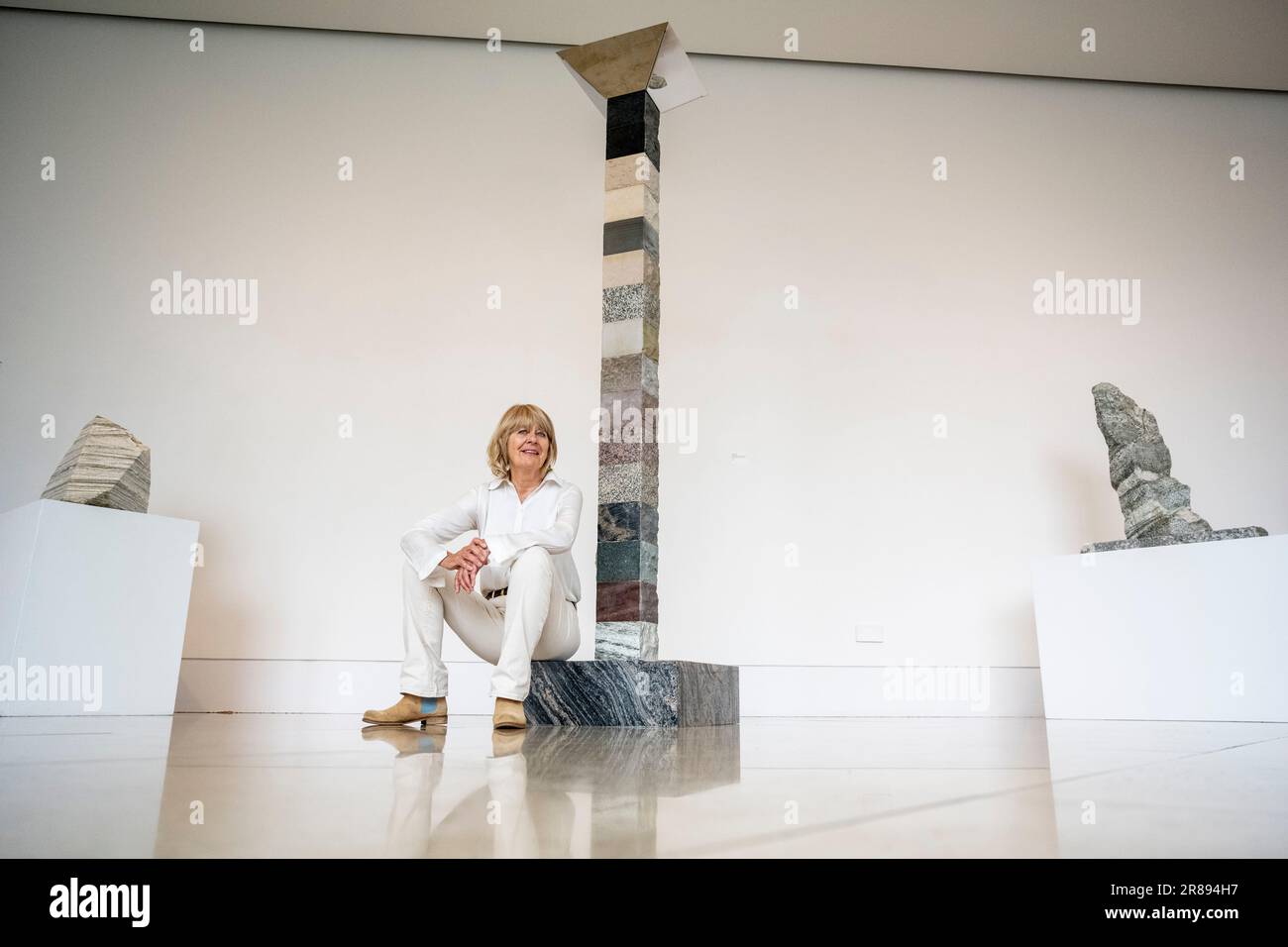 London, Großbritannien. 20. Juni 2023 Künstlerin Angela Palmer mit dem „Turm der Zeit“, 2023, 16 Steine, die Lewisian Gneiss, etwa 3 Milliarden Jahre alt, in einer Vorschau auf „Deep Time: Uncovering Our Hidden Past“, ihre neue zeitgenössische Skulpturenausstellung in der Pangolin London Sculpture Gallery nahe King's Cross, begann. Die Arbeiten beleuchten die drei Milliarden Jahre alte Geschichte des Vereinigten Königreichs durch seine Felsen und Steine. Die Show findet vom 21. Juni bis zum 16. September statt. Kredit: Stephen Chung / Alamy Live News Stockfoto