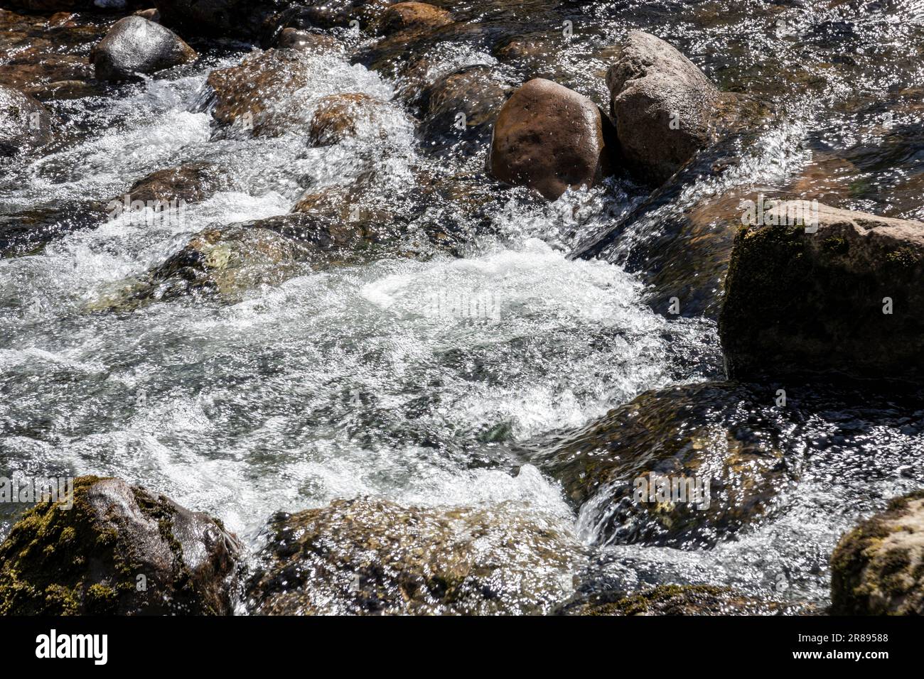 Tauchen Sie ein in die ruhige Pracht eines unberührten Bergflusses in Kantabrien Stockfoto