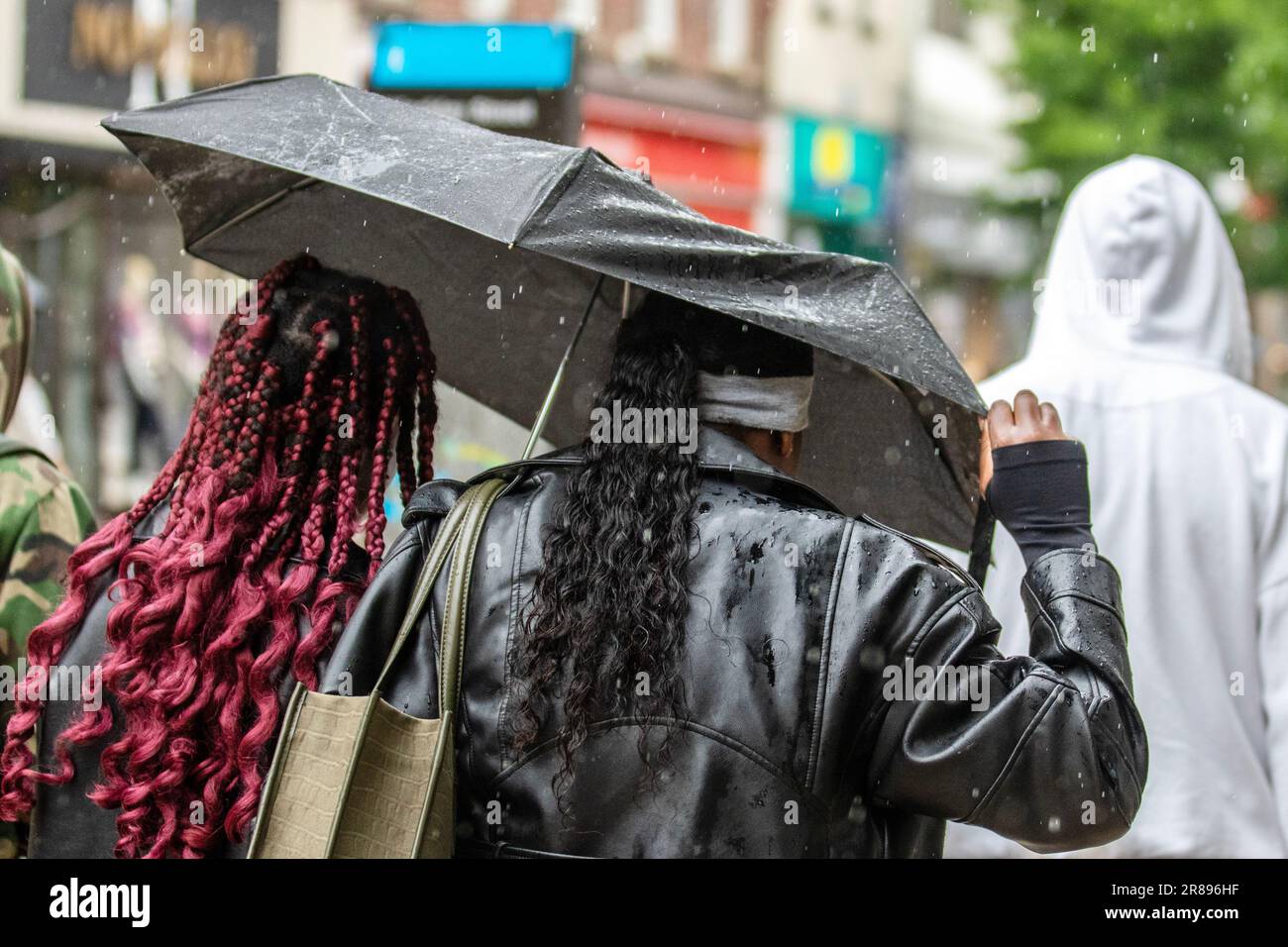 Preston, Lancashire. UK Weather, 20. Juni 2023. Starker Regen im Stadtzentrum. Heftige Gewitterduschen durchnässen die Käufer heute Nachmittag, aber scharfe Duschen und Wolkenbereiche bleiben bestehen. Es wird erwartet, dass es am späten Nachmittag sonniger wird. Kredit; MediaWorldImages/AlamyLiveNews Stockfoto