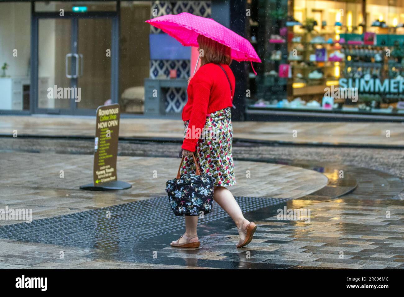 Preston, Lancashire. UK Weather, 20. Juni 2023. Starker Regen im Stadtzentrum. Heftige Gewitterduschen durchnässen die Käufer heute Nachmittag, aber scharfe Duschen und Wolkenbereiche bleiben bestehen. Es wird erwartet, dass es am späten Nachmittag sonniger wird. Kredit; MediaWorldImages/AlamyLiveNews Stockfoto