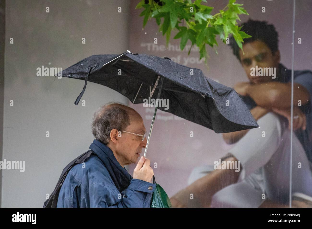 Preston, Lancashire. UK Weather, 20. Juni 2023. Starker Regen im Stadtzentrum. Heftige Gewitterduschen durchnässen die Käufer heute Nachmittag, aber scharfe Duschen und Wolkenbereiche bleiben bestehen. Es wird erwartet, dass es am späten Nachmittag sonniger wird. Kredit; MediaWorldImages/AlamyLiveNews Stockfoto