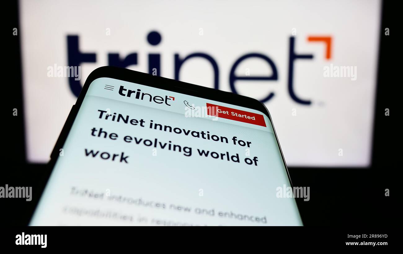 Smartphone mit Webseite des US-Outsourcing-Unternehmens TriNet Group Inc. Auf dem Bildschirm vor dem Unternehmenslogo. Fokus auf oberer linker Seite des Telefondisplays. Stockfoto Smartphone mit Webseite des US-Outsourcing-Unternehmens TriNet Group Inc. Auf dem Bildschirm vor dem Unternehmenslogo. Fokus auf oberer linker Seite des Telefondisplays. Stockfoto