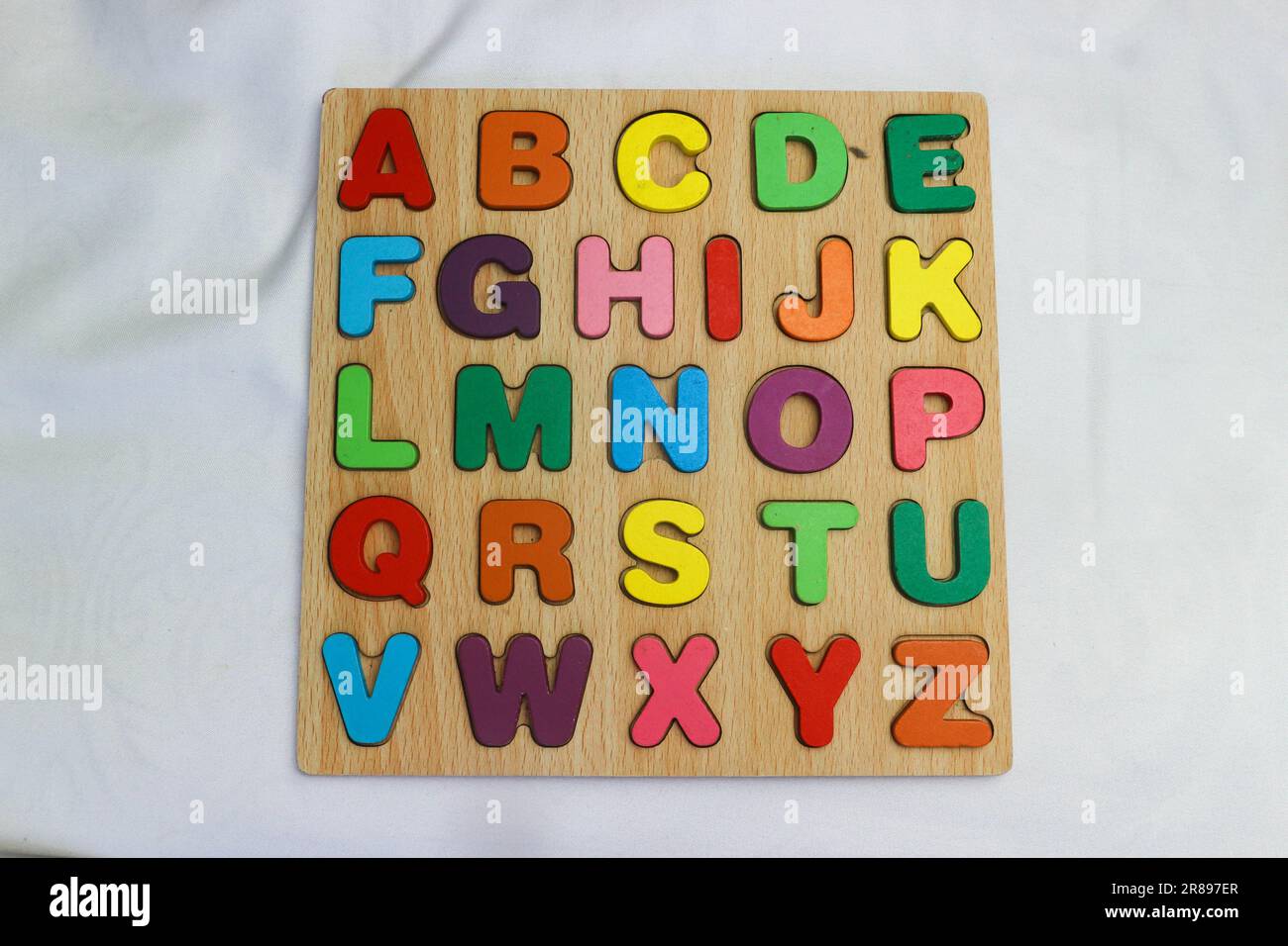 Buchstabenbrett für Kinder, die Buchstaben erkennen lernen Stockfoto