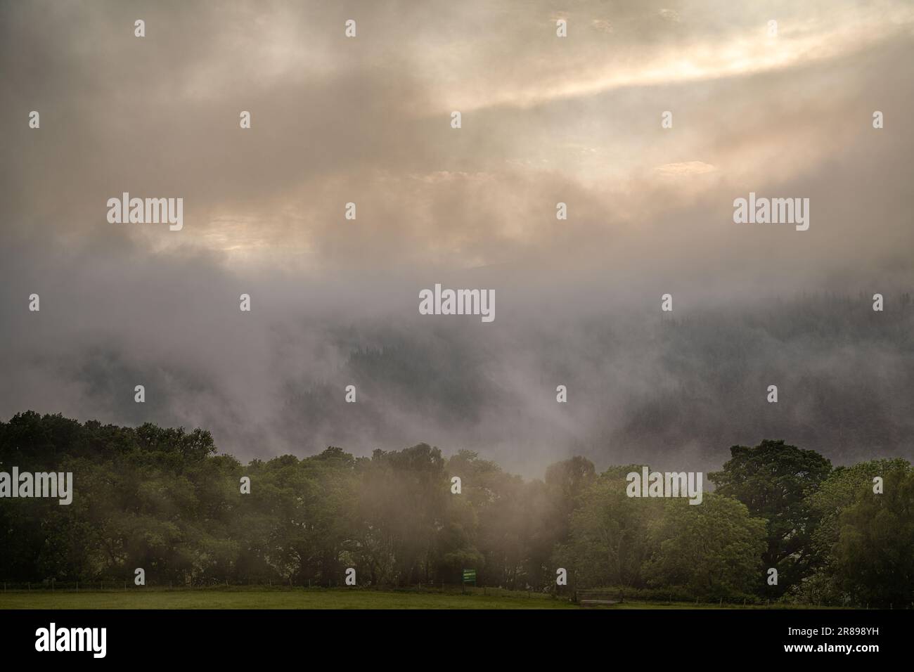 Ein riesiger Sturm zog sich heute durch, die Nachwirkungen waren ein nebeliger, heißer und stickiger Abend, der langsam anstieg und eine fantastische Skyscape über Divach wo hinterließ Stockfoto