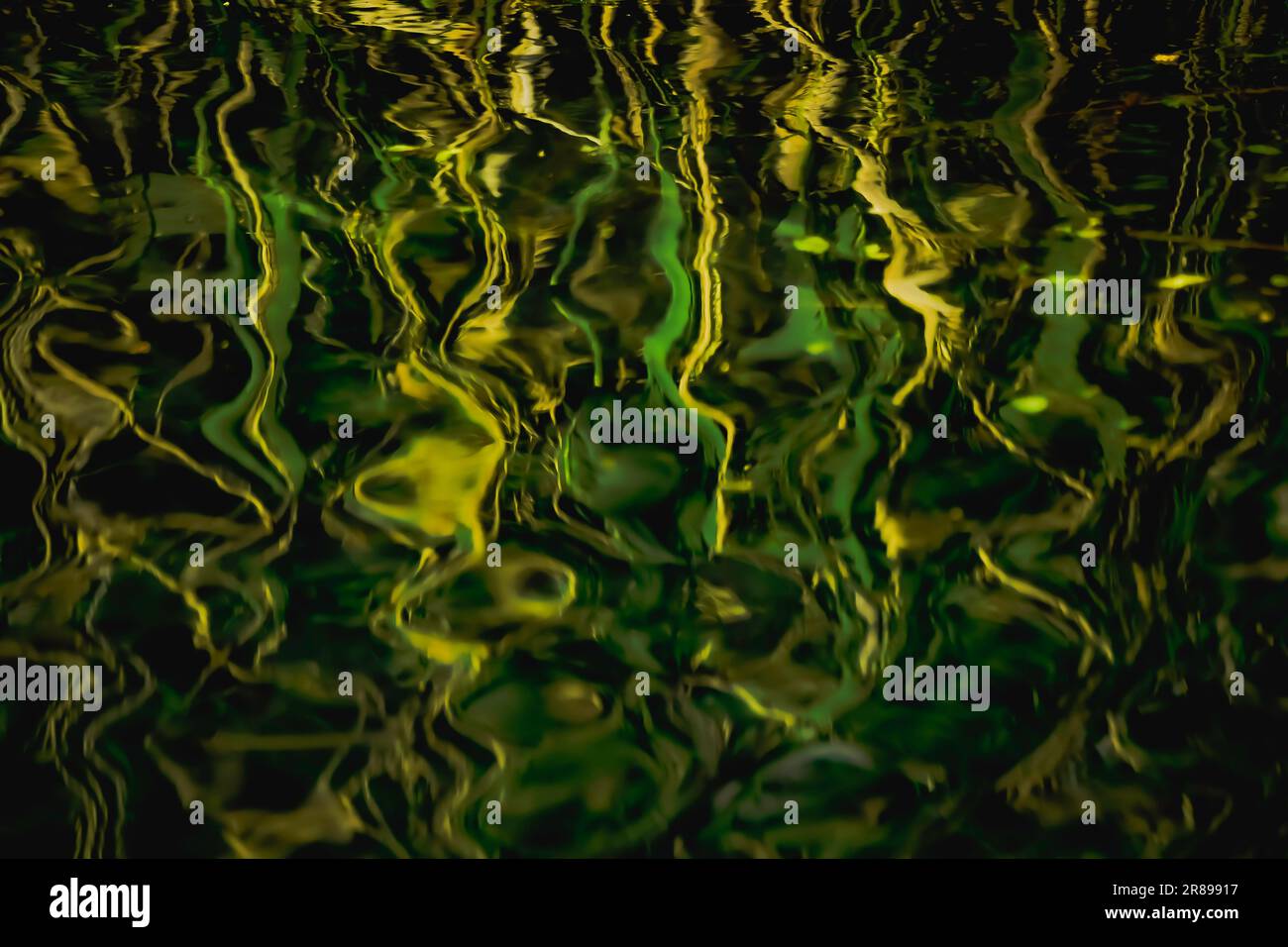 Grüne Reflexionen auf dem Fluss Nahaufnahme Fotografie abstrakter Hintergrund Stockfoto