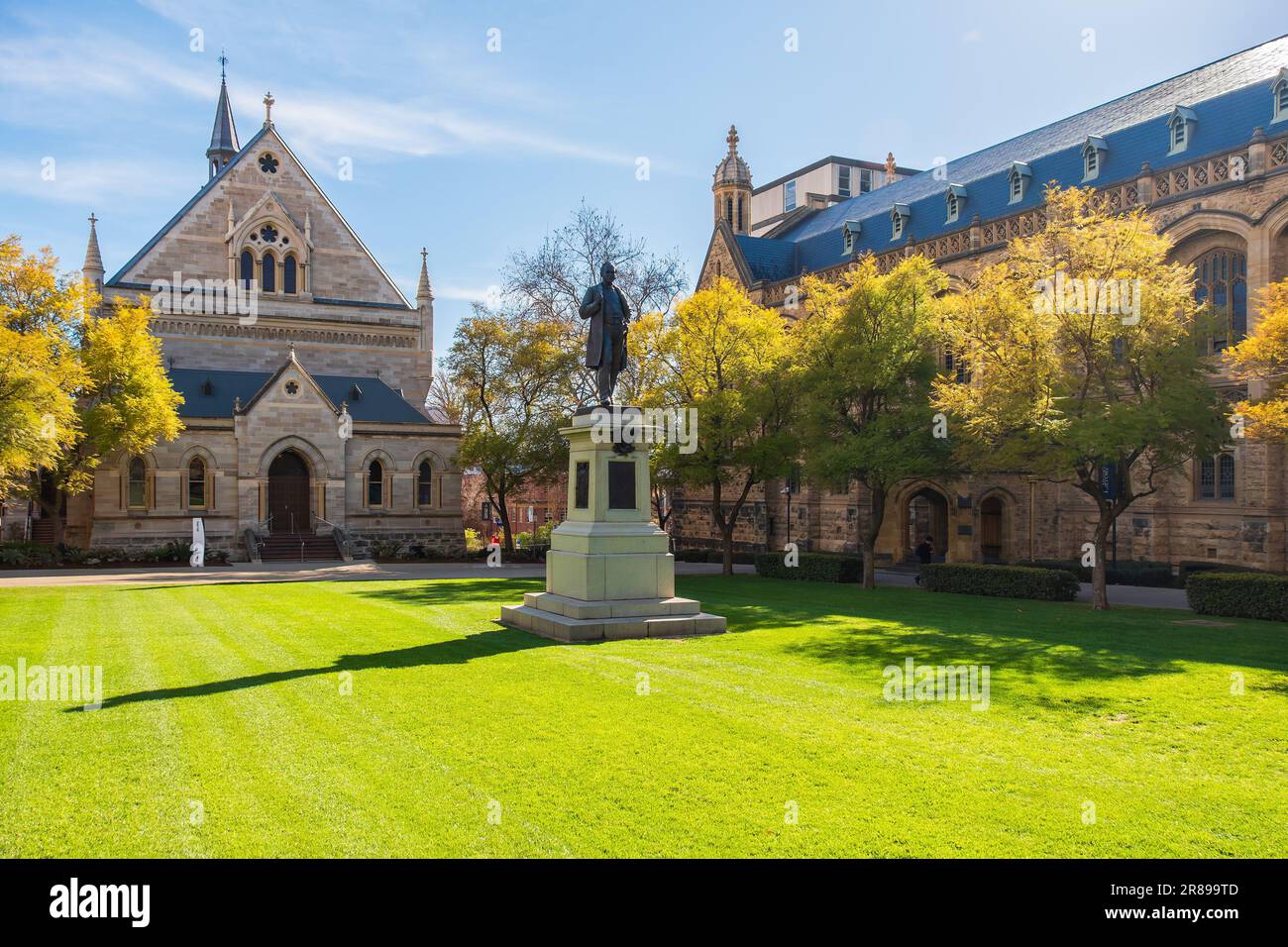 Adelaide, Südaustralien - 2. September 2019: Campus-Gebäude der Universität von Adelaide mit einem Monument, das über den Rasen von Goodman Crescent auf a d Stockfoto