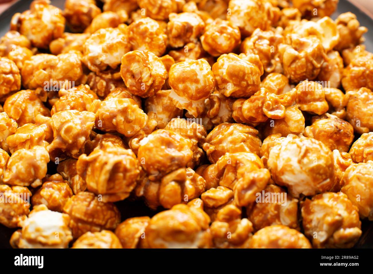 Karamellisierte süße Popcorn Flocken glutenfreie Lebensmittel Hintergrund Stockfoto