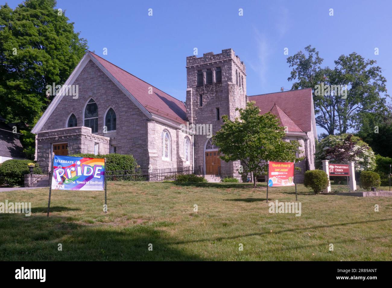 Das Äußere des ersten Presbyterianer in Katonah im Juni 2023 mit einem Stolz-Zeichen. Auf der Bedford Road in Westchester. Stockfoto