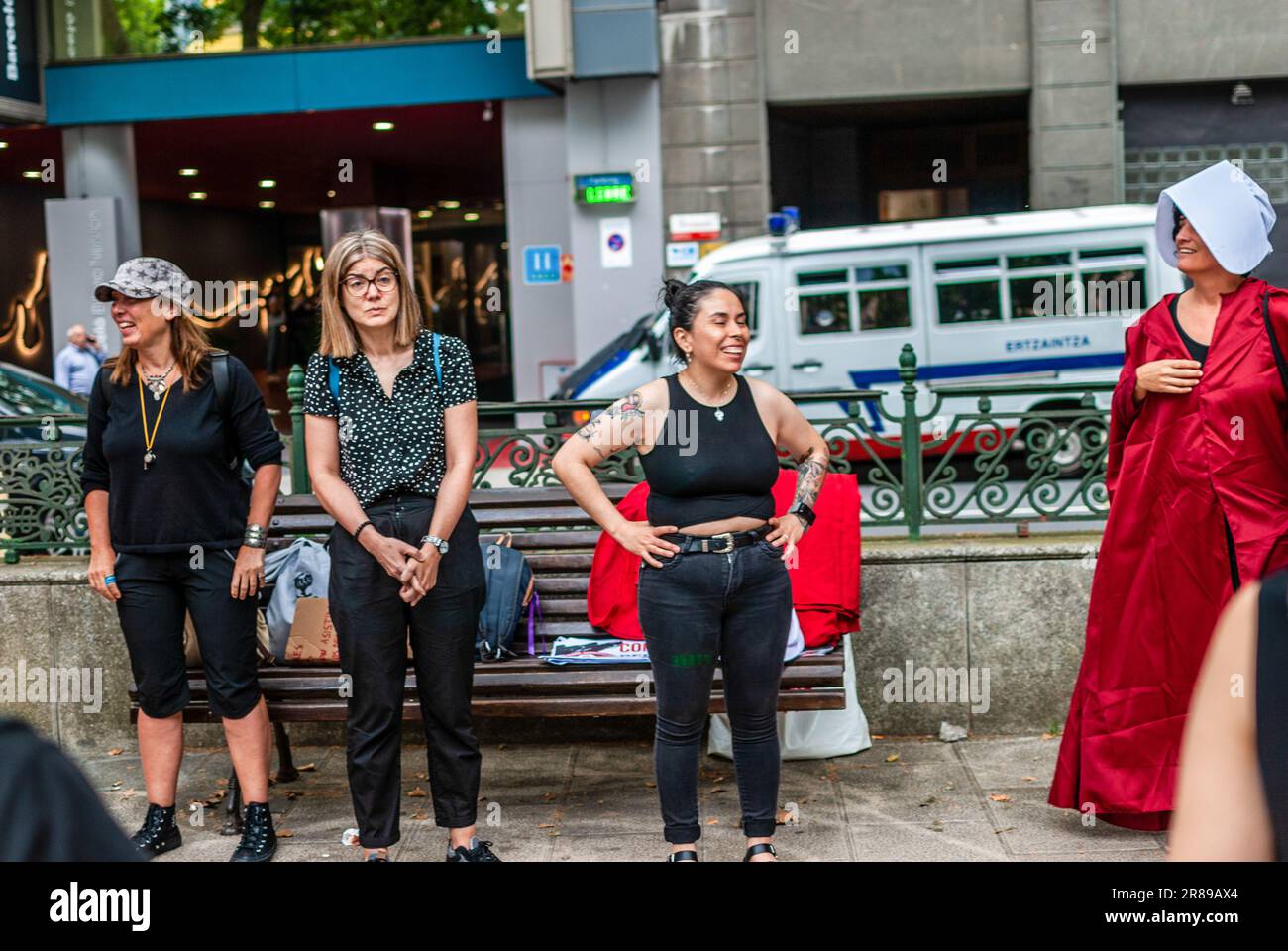 Radikale feministische Aktivisten, die in einem Kostüm aus der Serie "das Magazin" gekleidet sind, nehmen an einer Demonstration gegen die Leihmutterschaft Teil. Stockfoto