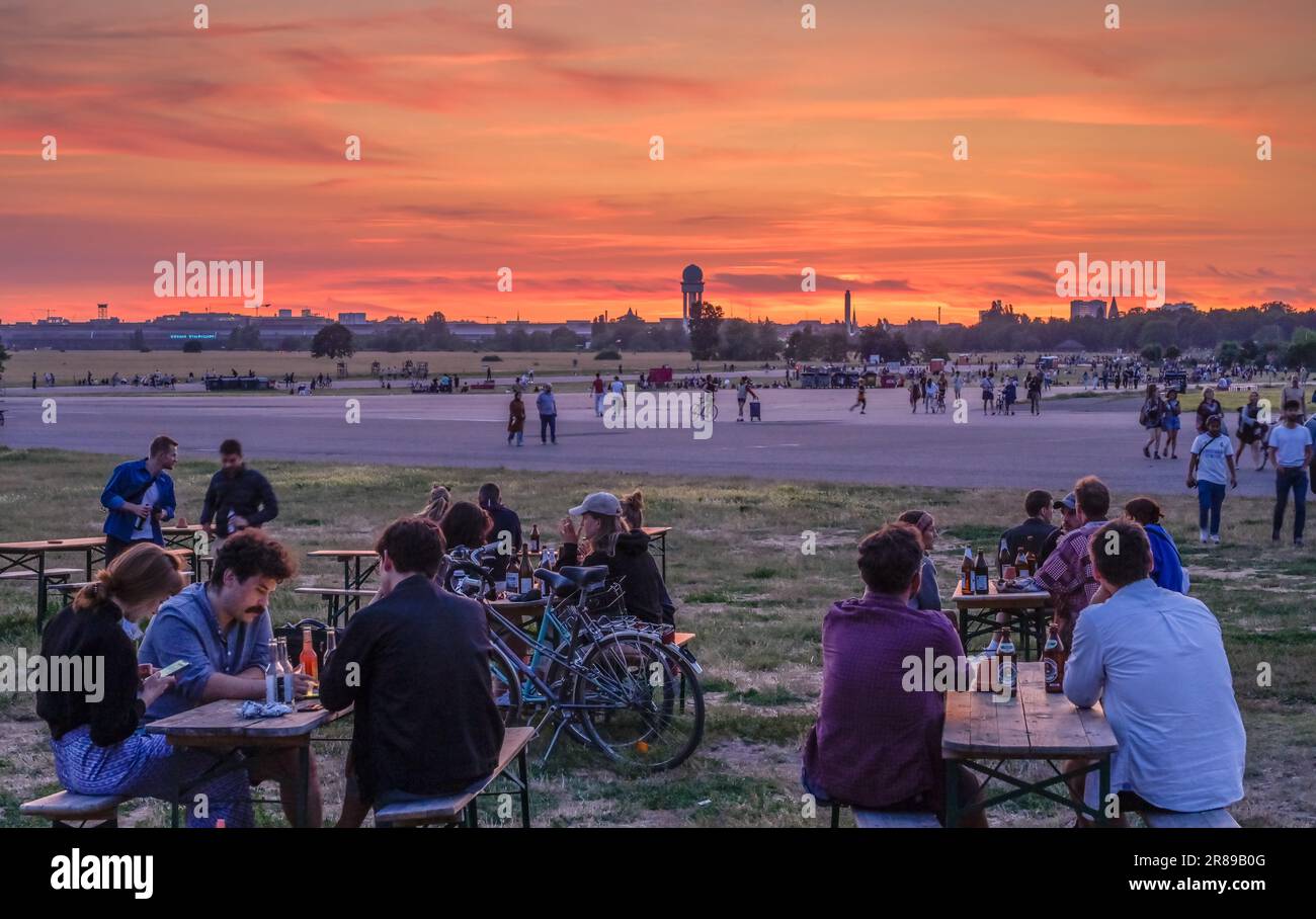 Picknick, Abend, Freizeit, Tempelhofer Feld, Sonnenuntergang, Tempelhof, Tempelhof-Schöneberg, Berlin, Deutschland +++ KEINE MODELLFREIGABE! *** Lokale Obergrenze Stockfoto