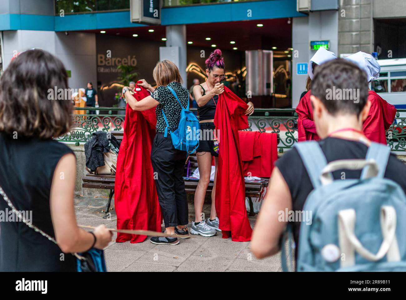 Radikale feministische Aktivisten, die in einem Kostüm aus der Serie "das Magazin" gekleidet sind, nehmen an einer Demonstration gegen die Leihmutterschaft Teil. Stockfoto
