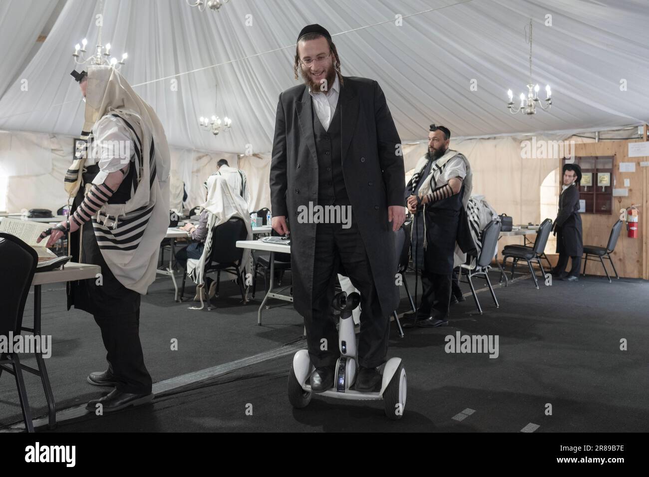 Ein orthodoxer Jude auf einem Hoverboard in einer Synagoge in Monsey, New York. Stockfoto