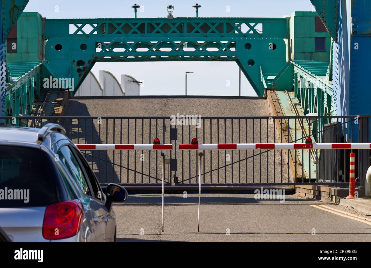 Das Auto wartet an den Absperrungen der erhöhten Poole Lifting Bridge, Poole UK Stockfoto