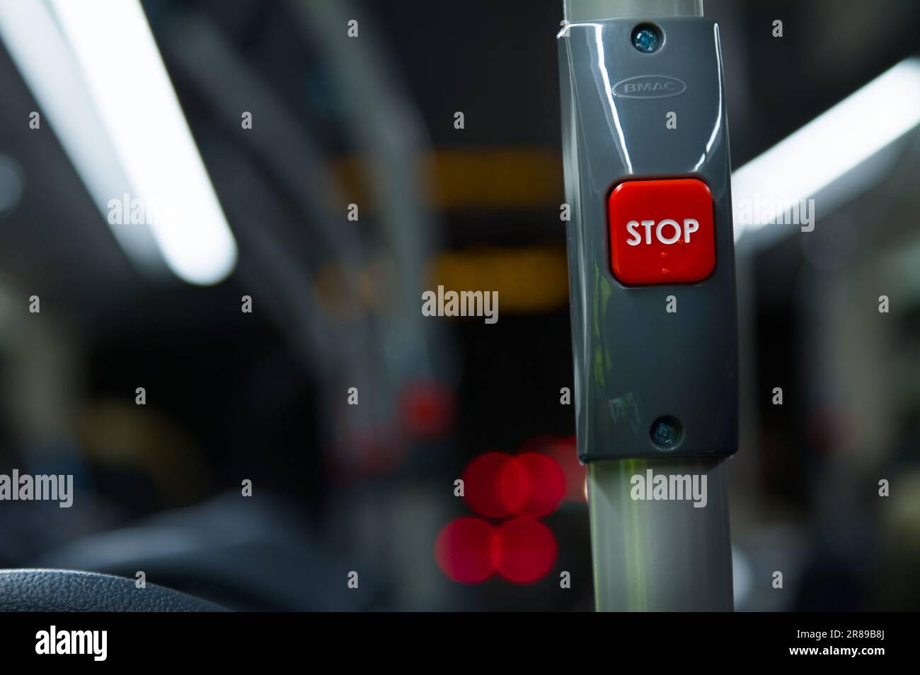 Rote Stopp-Taste in Einem Bus bei Nacht, England, Großbritannien Stockfoto