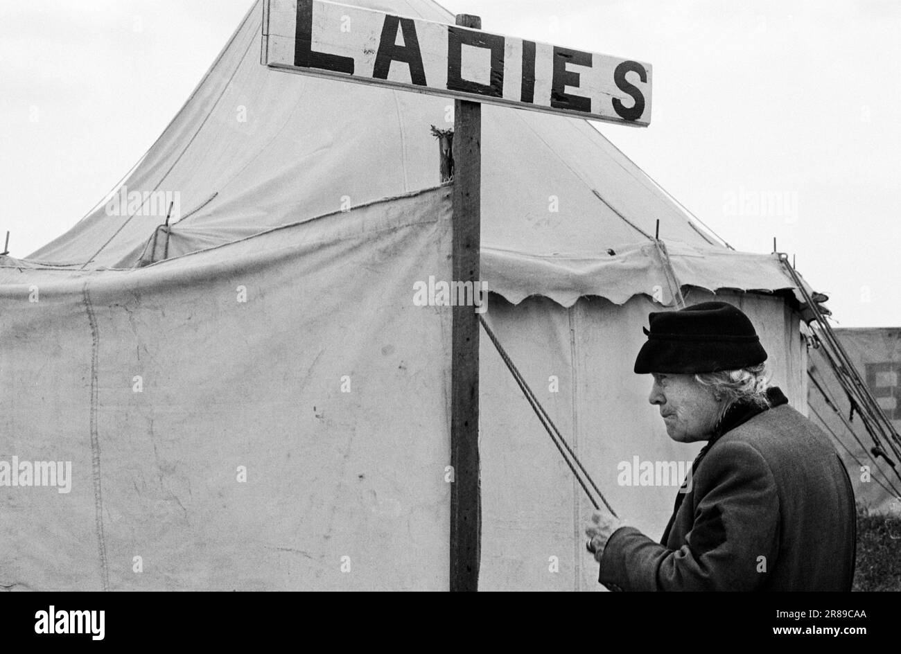 Ladies Loo, tragbares Toilettenzelt. Derby Day, da wären einzelne Arbeitsplätze drinnen gewesen. Epsom Downs, Surrey, England, ca. Juni 1969. 1960S GB HOMER SYKES Stockfoto