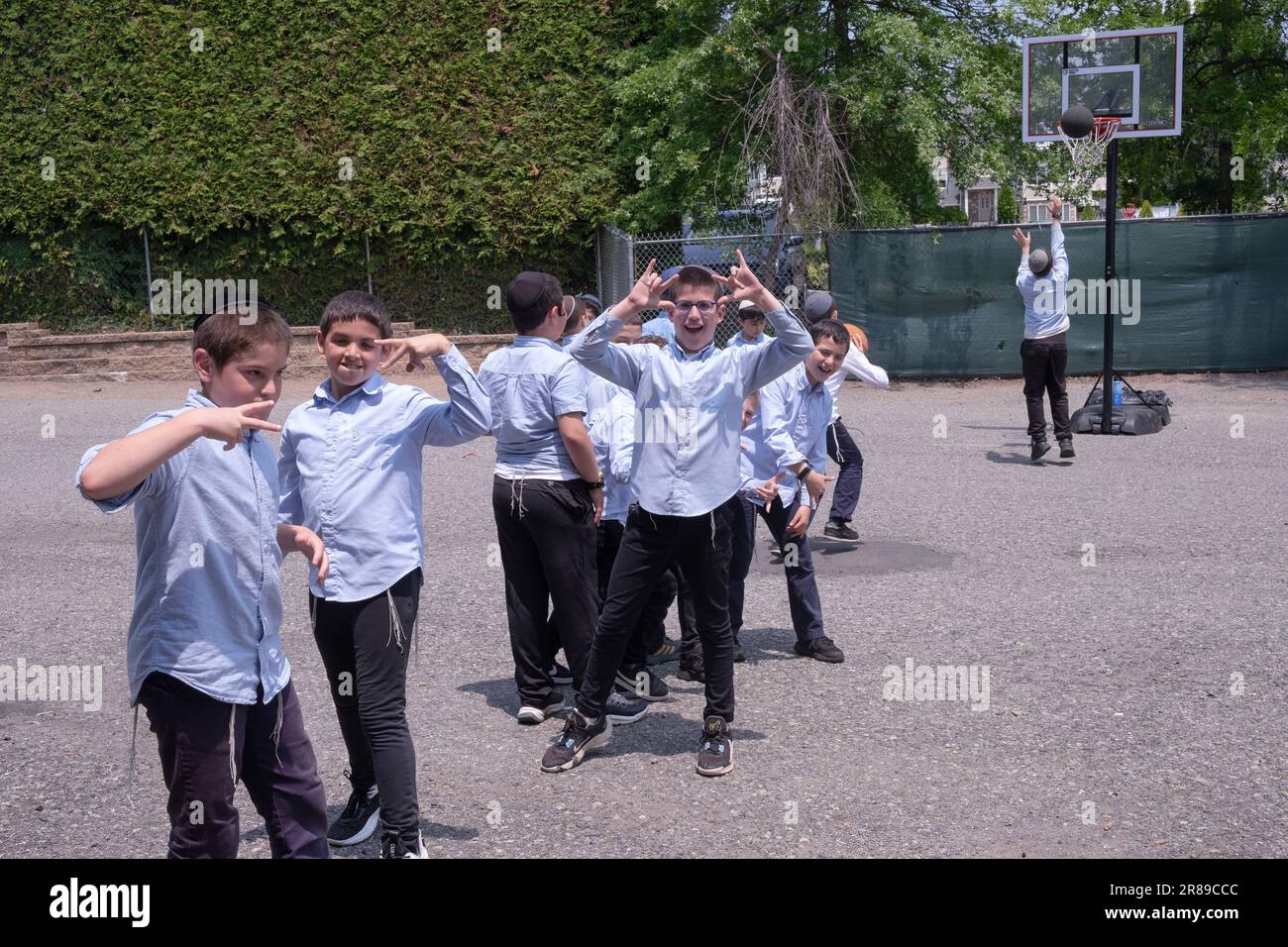 Jeshiva-Schüler spielen Basketball in einer Chabad-Schule in Monsey, Rockland County, New York. Stockfoto