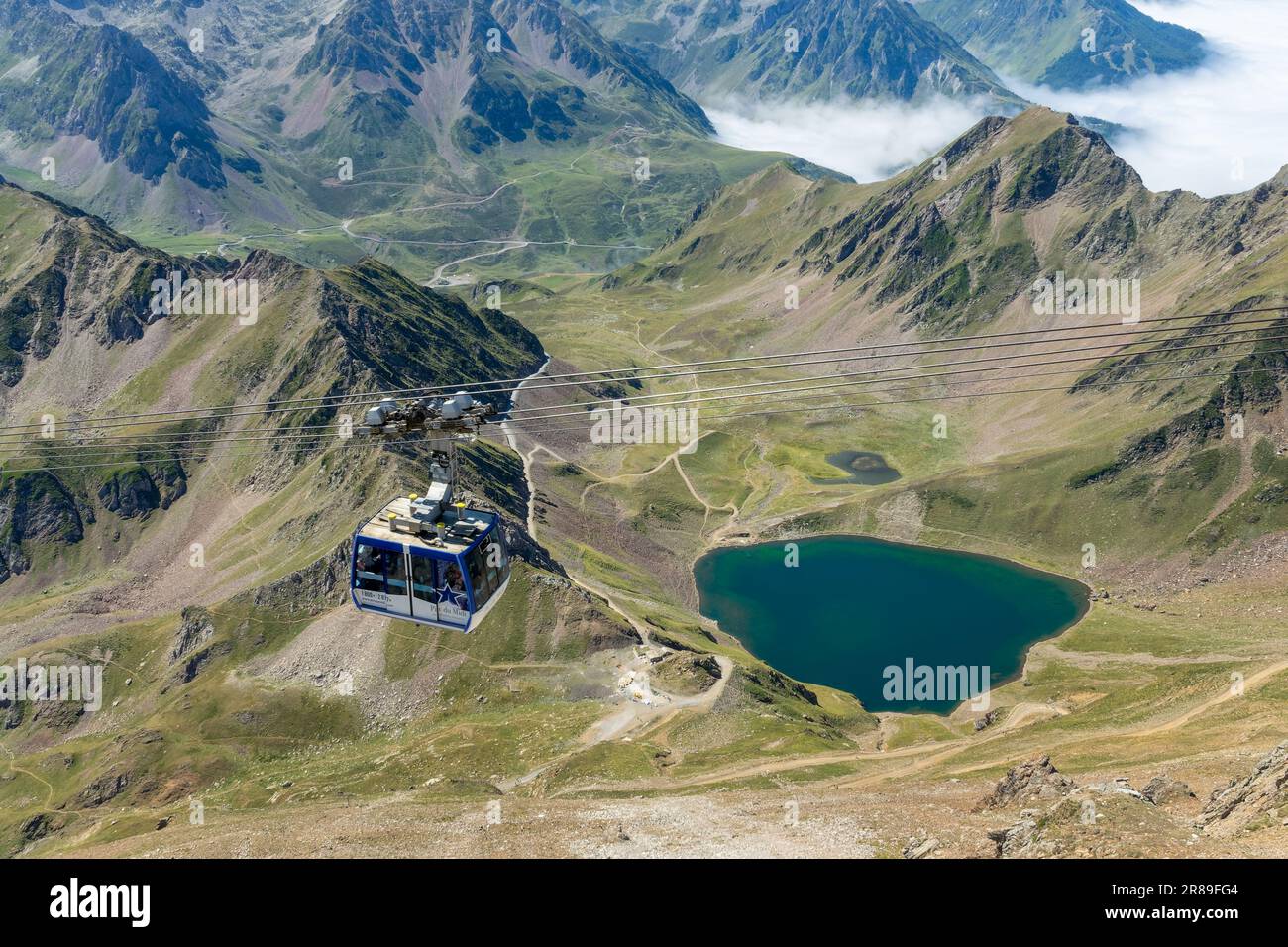 Luftlandschaft der Pyrenäen im Sommer mit der Seilbahn des Pic du Midi de Bigorre, Frankreich Stockfoto