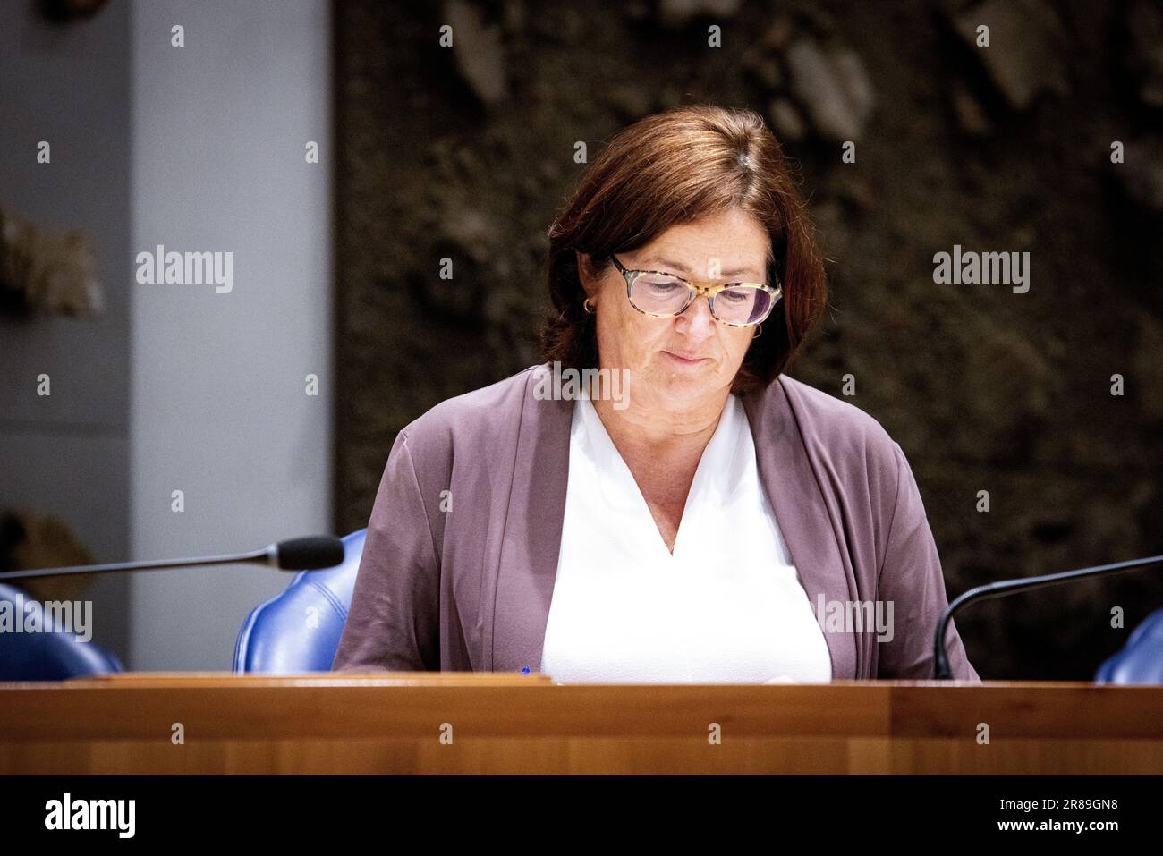 DEN HAAG - Aukje de Vries Staatssekretär für Sozialleistungen und Zoll während der wöchentlichen Fragestunde im Repräsentantenhaus. ANP RAMON VAN FLYMEN niederlande raus - belgien raus Stockfoto