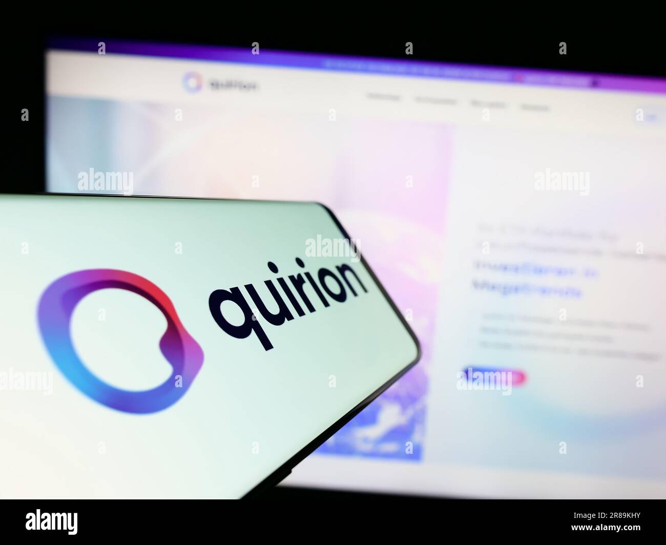 Handy mit Logo des deutschen Finanzdienstleisters quirion AG auf dem Bildschirm vor der Business-Website. Konzentrieren Sie sich auf die Mitte des Telefondisplays. Stockfoto