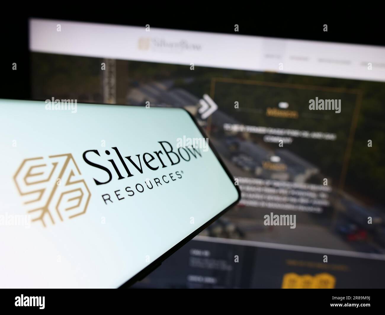 Smartphone mit Logo des amerikanischen Öl- und Gasunternehmens Silverbow Resources Inc. Auf dem Bildschirm vor der Website. Konzentrieren Sie sich auf die Mitte des Telefondisplays. Stockfoto