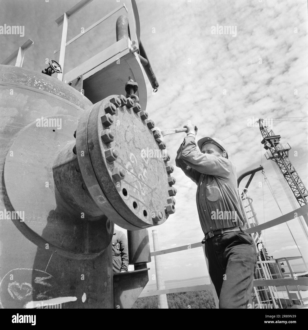 Derzeit 30-4-1960: Norwegisch Venezuela Norwegens erste Ölraffinerie wird im Dezember fertig sein. Im Oktober legt der erste riesige Tanker mit Rohöl aus dem Nahen Osten am neuen Betonkai in Slagenstangen in Vestfold an. Die Anlage wird eine der modernsten der Welt sein. Neun Männer pro Schicht kontrollieren eine Produktion von 6.000 Tonnen pro Tag. Jede Minute ist ein Tanker voll. Foto: Ivar Aaserud / Aktuell / NTB ***FOTO NICHT ABGEBILDET*** Stockfoto