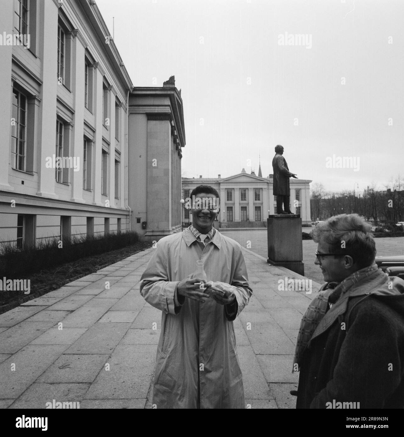 Aktuell 3-11-1960: Auf der Flucht vor Hass Südafrikas Gestapo verfolgte den 23-jährigen Hans Beukes aus einem einzigen Grund durch drei Länder: Er ist farbig. Aber Beukes entkam, und vom UN-Podium ließ er die ganze Welt auf ihn hören. Nach vielen Abenteuern fand er einen Zufluchtsort in Oslo. Foto: Aage Storløkken / Aktuell / NTB ***FOTO NICHT VERARBEITET*** Stockfoto