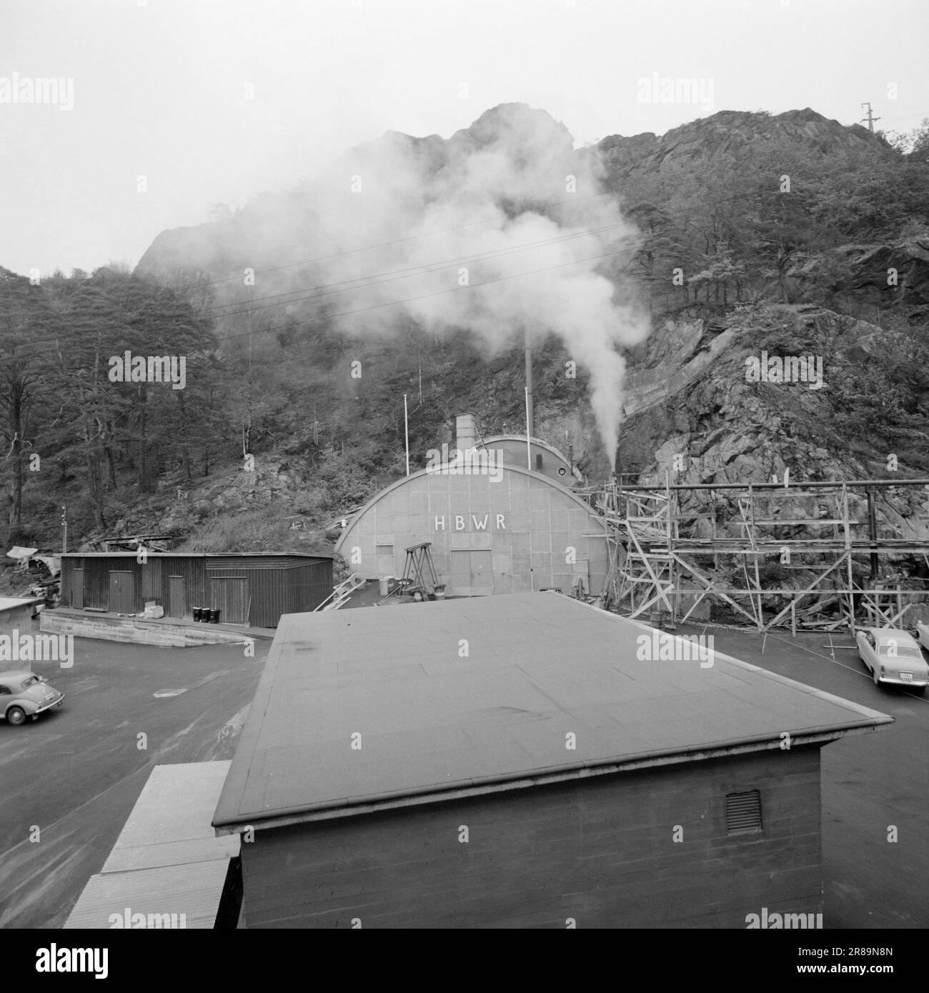 Tatsächlich 45-7-1960: Für vollen Atomdampf als erstes Land außerhalb der Großmächte baute Norwegen 1950 den Kernreaktor in Kjeller. Nun hat Norwegen den weltweit ersten kochenden Schwerwasserreaktor in Halden gebaut. Halden schlief sicher, als der weltweit erste kochende Schwerwasserreaktor in Månefjellet am Mittwoch, den 5. Oktober, um 4,06am Uhr zum ersten Mal kochte. Mit dem europäischen Kooperationsreaktor lief alles so reibungslos, dass die Stadt in Zukunft sicher schlafen kann. Der Rauch ist auch nicht so radioaktiv. Foto: Ivar Aaserud / Aktuell / NTB ***FOTO NICHT IMAG Stockfoto