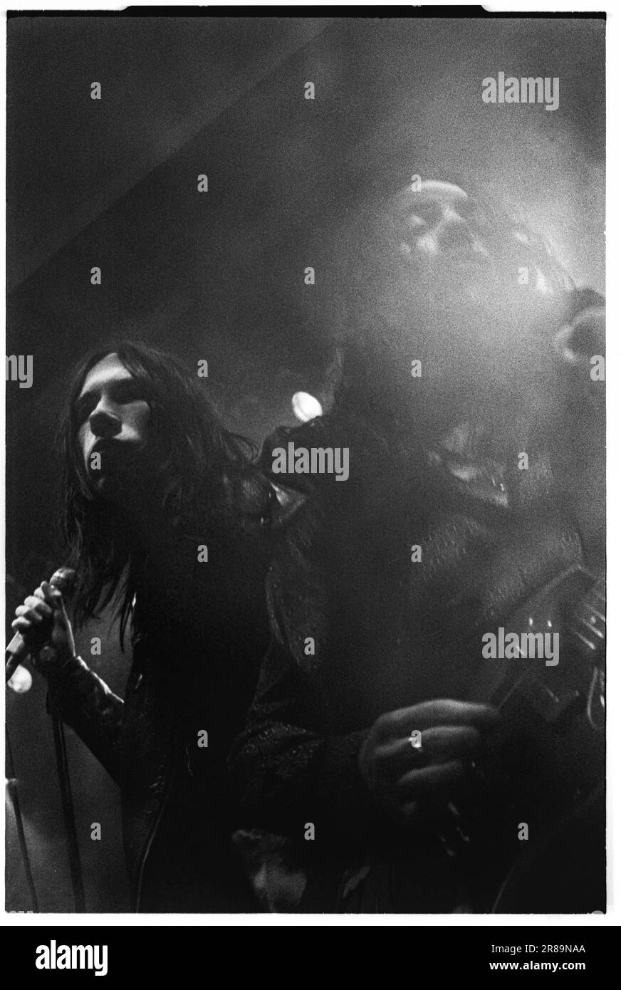 Bobby Gillespie und Andrew Innes von der schottischen Band Primal Scream spielten am 7. April 1994 live in der Great Hall, Cardiff University, Wales. Foto: Rob Watkins. INFO: Primal Scream, eine schottische Rockband, ist bekannt für ihren genreübergreifenden Ansatz. Alben wie Screamadelica fusionierten Rock mit Tanz und gewannen den Mercury Prize. Ihre vielfältige Diskografie umfasst psychedelische, alternative und elektronische Bereiche und spiegelt ihre Evolution und ihren dauerhaften Einfluss wider. Stockfoto