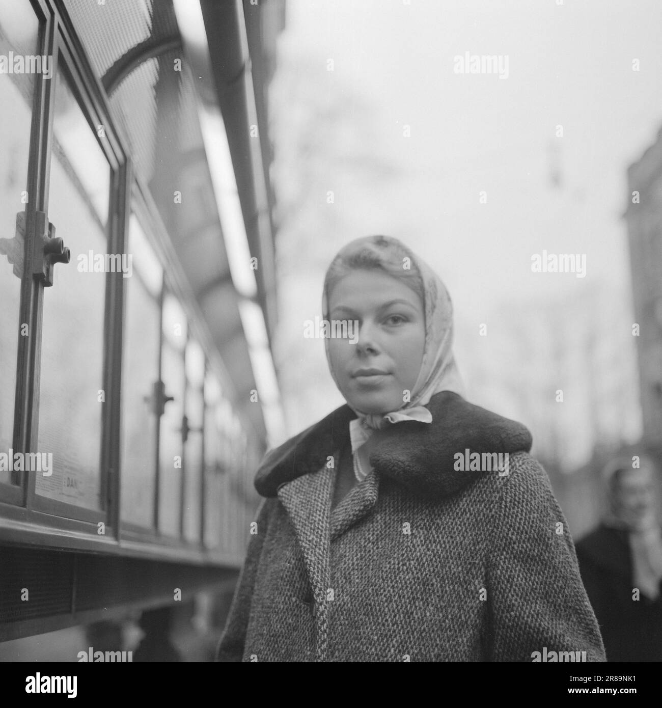 Derzeit 3-9-1960: Chaos mit Großbuchstaben Wir lesen täglich, dass Norwegen Teil der NATO und der UNO ist, aber wir sind auch Teil von ABCDEFGHIJKLMNOPQRSTUVWXYZÆØÅ? (Streichen, was nicht passt.) Selbst diejenigen, die täglich mit den Ausdrücken umgehen, haben Schwierigkeiten, dem Rest von uns zu sagen, was sie bedeuten. Stud Phil. Mette Thomassen, Universität Oslo: Ich habe keine Ahnung, die EPU ist in diesem Land sowieso nichts. Ja, MRA, sie sind diejenigen, die sich für eine so schreckliche, moralische Aufrüstung einsetzen. EFTA ist ein gemeinsamer Markt, keine Ahnung wo. FAO – IATA – UNRRA, nein, frag nicht so hart. So etwas sieht man ohne Stockfoto