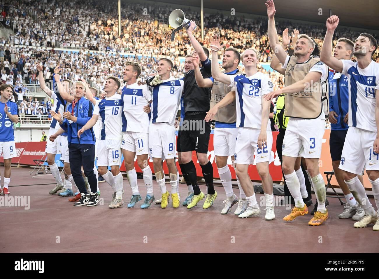 Die Spieler des finnischen Teams feiern, dass Finnland am 16. Juni 2023